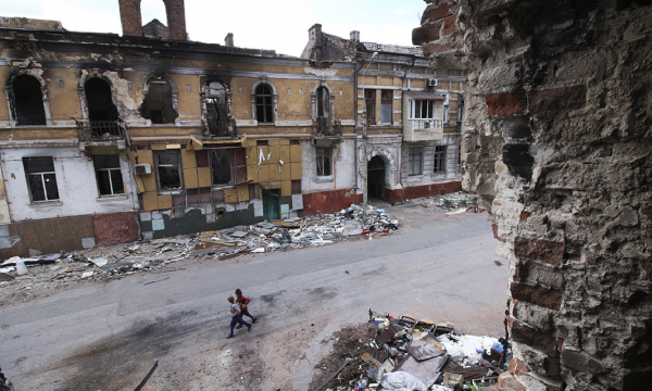 Vazhdojnë luftimet për qytetin kyç lindor, Rusia thotë se e ka “nën kontroll”, Ukraina e demanton