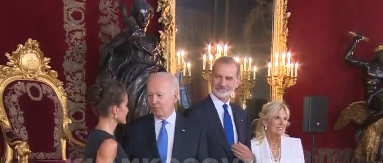 Biden i afërt me mbretëreshën spanjolle, shihni reagimin e mbretit (Video)