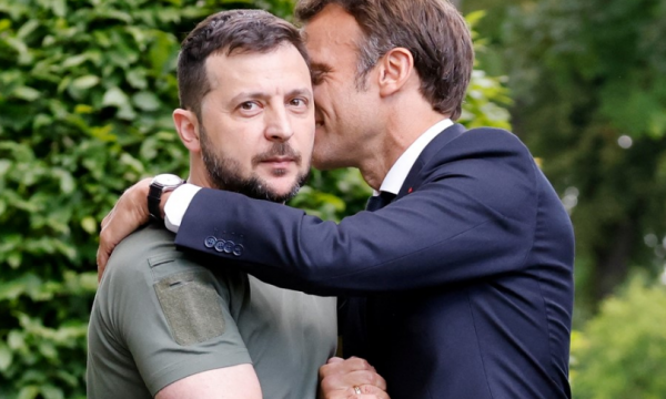 Çfarë i tha Macroni në vesh Zelenskyt, fotoja e përqafimit të tyre bëhet virale