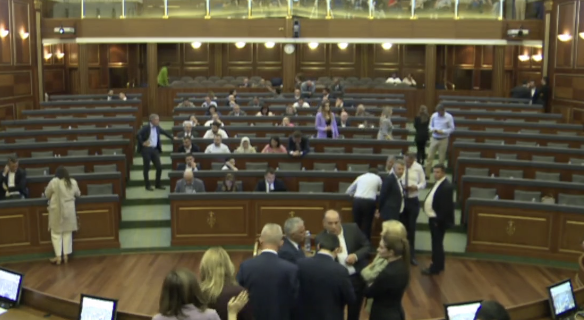 Deputetët të pranishëm në sallën e Kuvendit, opozita ende në këmbë