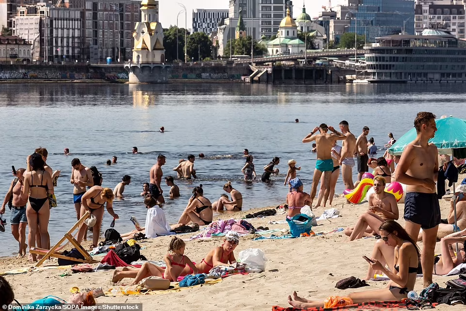 Dielli lind përsëri në Kiev: Qindra qytetarë shijojnë motin e mirë