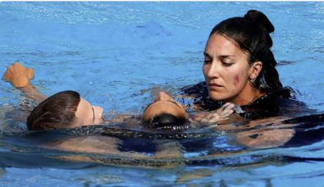 Del video kur notarja humb vetëdijen dhe fundoset në pishinë – Reagimi i publikut ishte i dhimbshëm