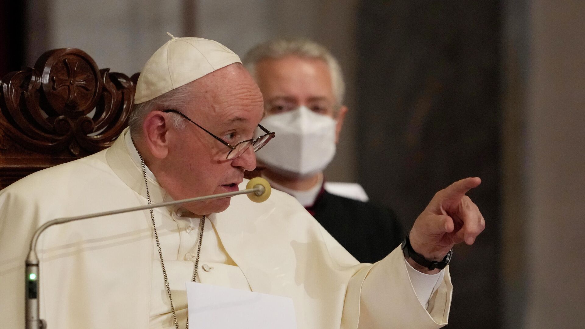 Papa, nënave: Martoni djemtë, mos ua hekurosni këmishët