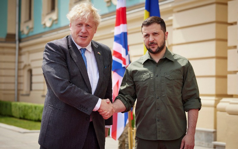 Johnson takon Zelenskyn, ia folë trajnimin për mijëra ushtarë ukrainas