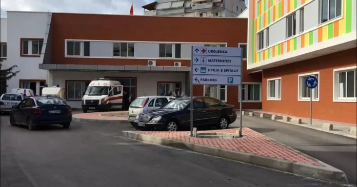 Nëna hidhet nga kati i dytë i spitalit bashkë me foshnjen e sapolindur në Sarandë