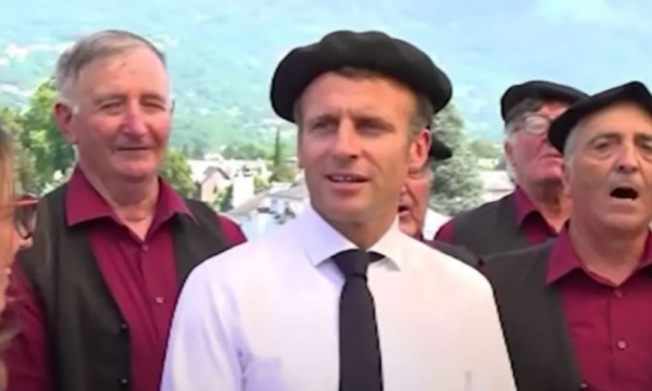 Presidenti Macron me beretë në kokë ia thotë këngës me barinjtë