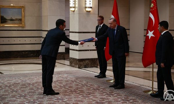 Ambasadori Agon Vrenezi takohet me Erdoganin, ia dorëzon letrat kredenciale