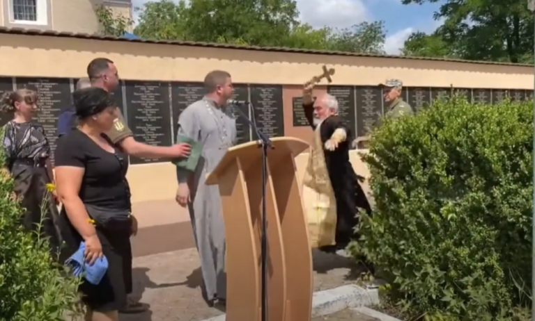 Prifti rus nuk e duron priftin ukrainas: E godet me kryq