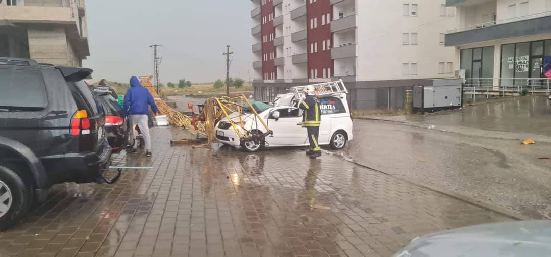 Tre të lënduar nga rënia e vinçit mbi veturën që po lëvizte në Gjilan