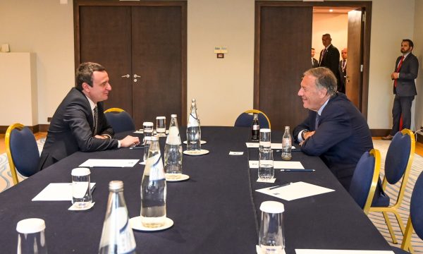 Kurti në Greqi e takon ish-Sekretarin Pompeo, i flet për rritje ekonomike e imazh të Kosovës