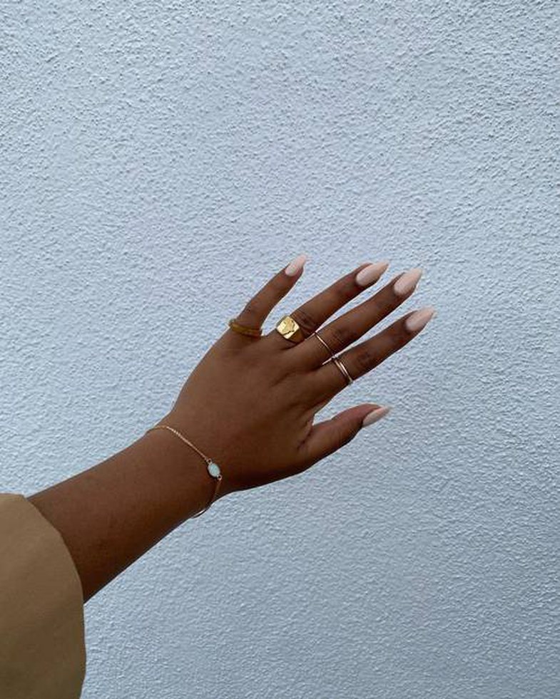 4 ngjyra thonjsh që do të doni t’i bëni përsëri dhe përsëri dhe përsëri