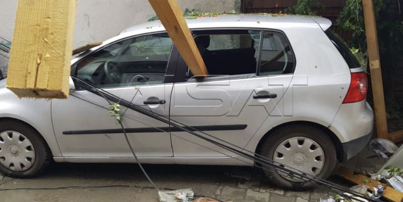 Reshjet e shiut dhe erërat e forta shkaktojnë dëme në Çair të Shkupit