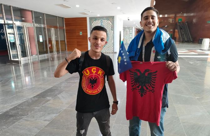 Algjeriani me fanellën e UÇK-së udhëtoi 400 kilometra për ta mbështetur Kosovën dhe Shqipërinë