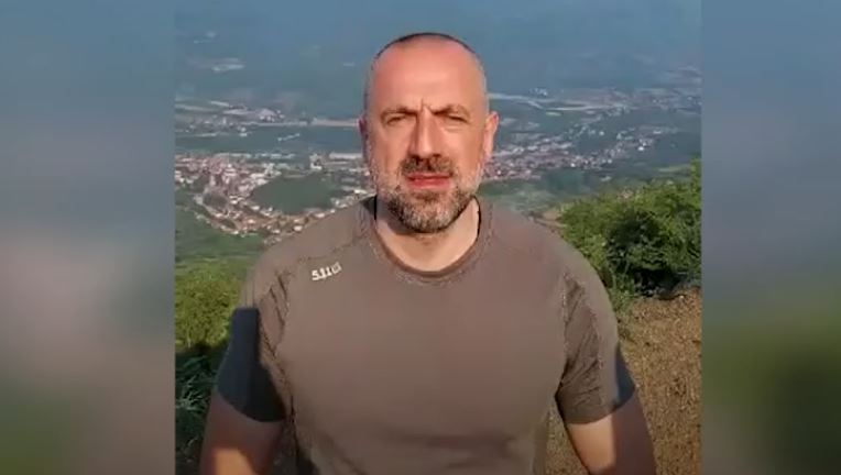 Radojçiq lajmërohet nga një kodër në veri të Kosovës: Jam këtu dhe nuk zmbrapsem! (VIDEO)