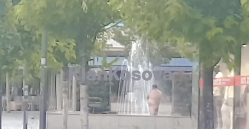 Pamje: Një person nuk i duron temperaturat e larta, lahet i zhveshur tek fontana në sheshin e Prishtinës