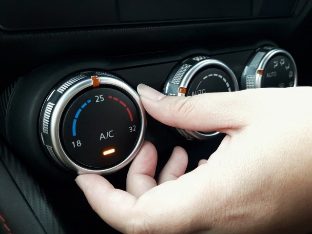 Si ta përdorni klimën në veturë, në mënyrë që të ftohet më mirë