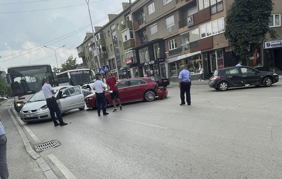 Aksident trafiku mes 3 veturave në Prishtinë (FOTO)