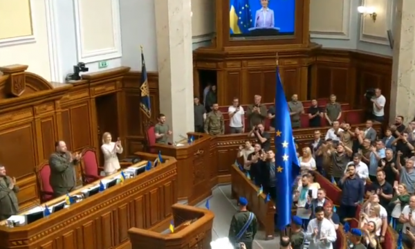 Flamuri i Evropës vendoset në Parlamentin e Ukrainës, shihni reagimin e deputetëve