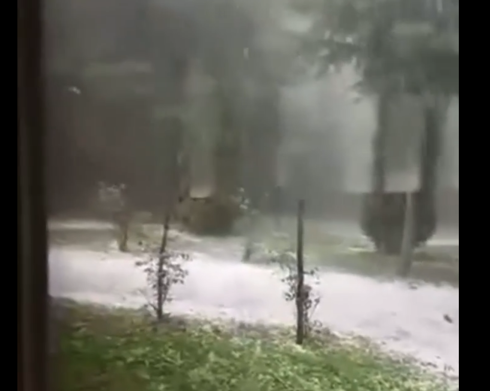 Reshjet e shiut përfshijnë Kosovën, breshër i madh në Deçan (VIDEO)
