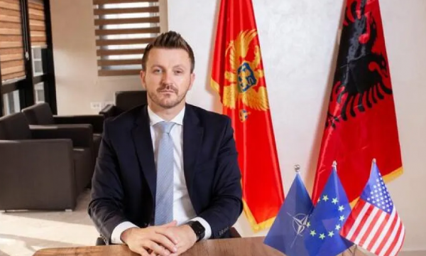 Fotoja me flamurin kuqezi e ministrit Dukaj, plasin reagimet në Mal të Zi