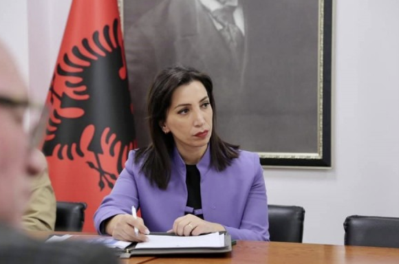 Rriten me 6% pagat e mësuesve në Shqipëri