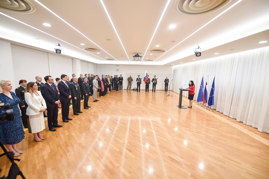 Osmani dekoron Ushtrinë Sllovene me Medaljen Presidenciale Ushtarake