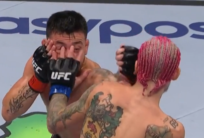 Del video – Luftëtari i UFC gati sa nuk ia nxjerr syrin kundërshtarit të tij