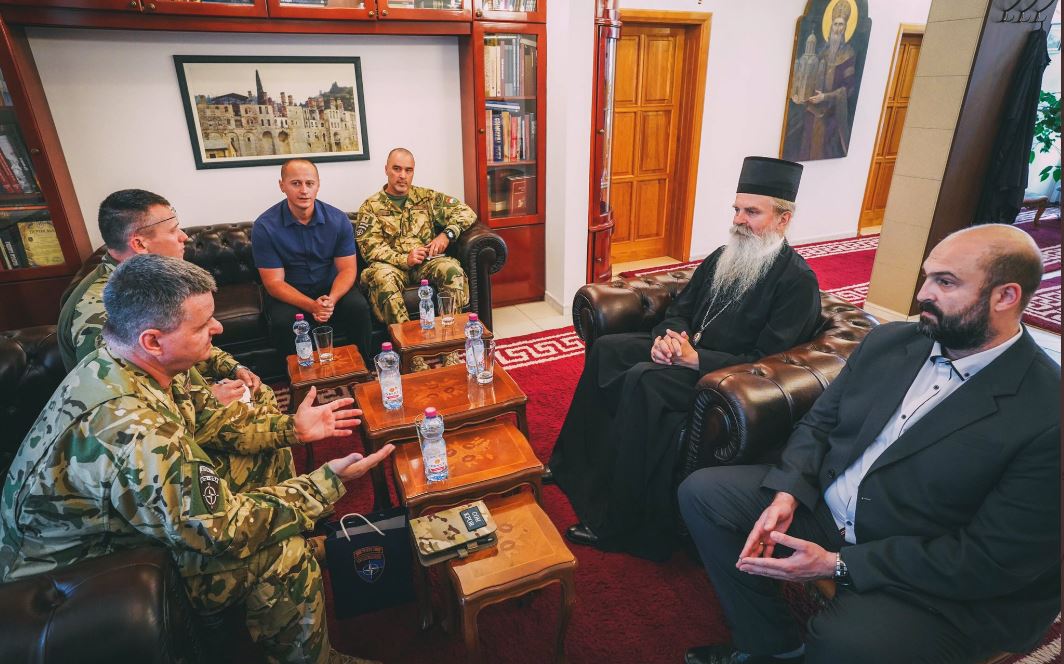 Komandanti i KFOR’it takon peshkopin ortodoks Teodosije, flasin për siguri e tolerancë të ndërsjellë