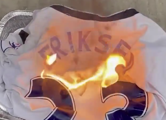 E turpshme: Tifozi i Tottenhamit djeg fanellën e Eriksen kur merr vesh se danezi po transferohet te Man United