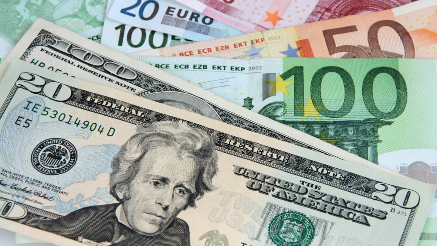 Euro bie kundrejt dollarit, ky është niveli më i ulët që nga viti 2002