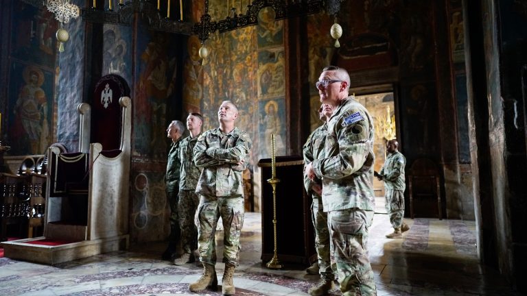 Koloneli amerikan me disa pjesëtarë të KFOR’it vizitojnë Manastirin e Deçanit