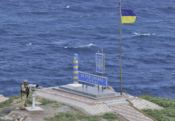 Rikthehet flamuri ukrainas në Ishullin e Gjarprit