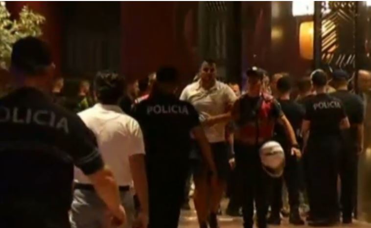 Reagon policia e shtetit pas sherrit të tifozëve në ‘Air Albania’: 1 efektiv dhe një “ultras” i plagosur, arrestohen 25 persona