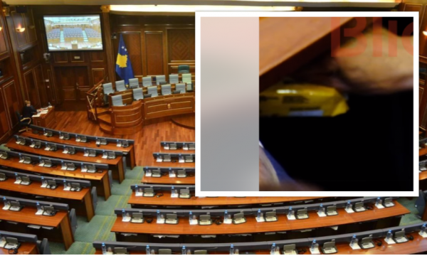 Deputeti i VV-së ha keksa fshehurazi në seancën e Kuvendit, i nxjerr pa bërë zhurmë
