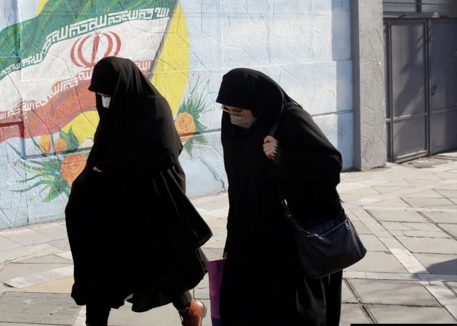 Irani mbyll tri kafene për shkak të grave të pambuluara