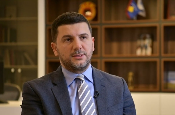 Memli Krasniqi: Barrikadat në veri janë të sinkronizuara me Beogradin, Qeveria të flas me me partnerët strategjik
