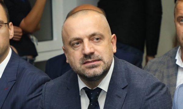 Milan Radojiçiq lirohet nga paraburgimi