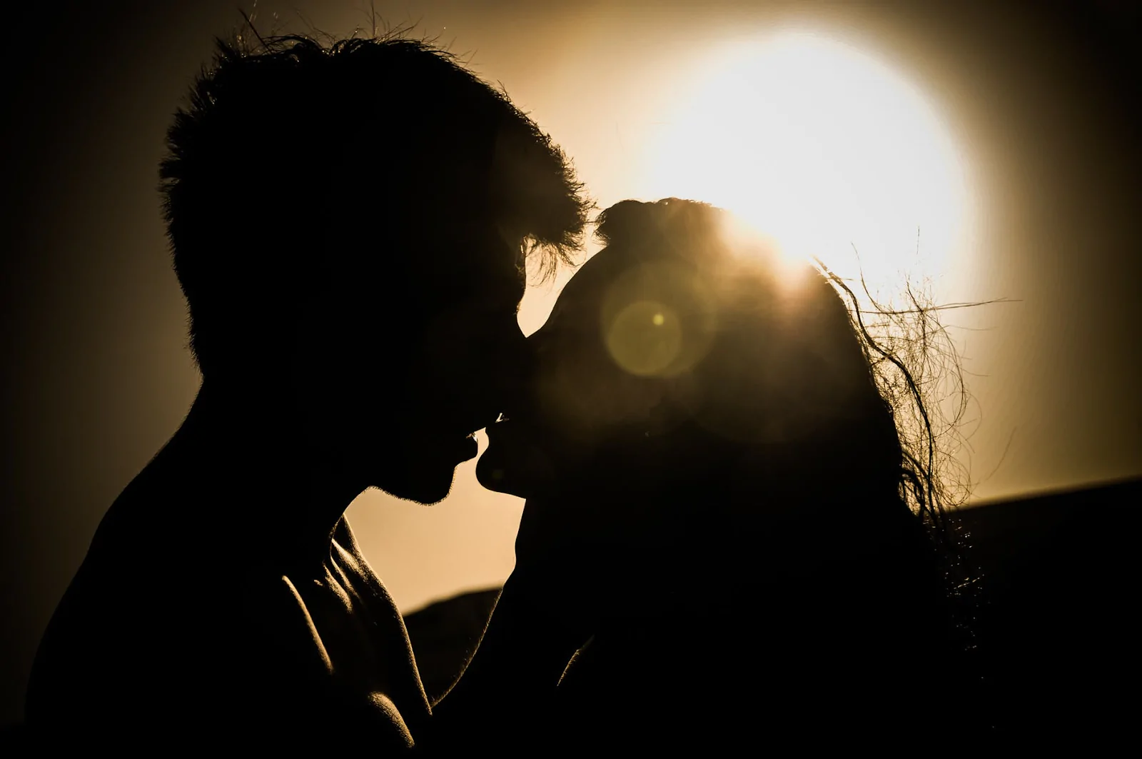 Sot Dita Ndërkombëtare e Puthjeve: Ja 5 mënyrat më të njohura dhe puthni në cilëndo që dëshironi ?