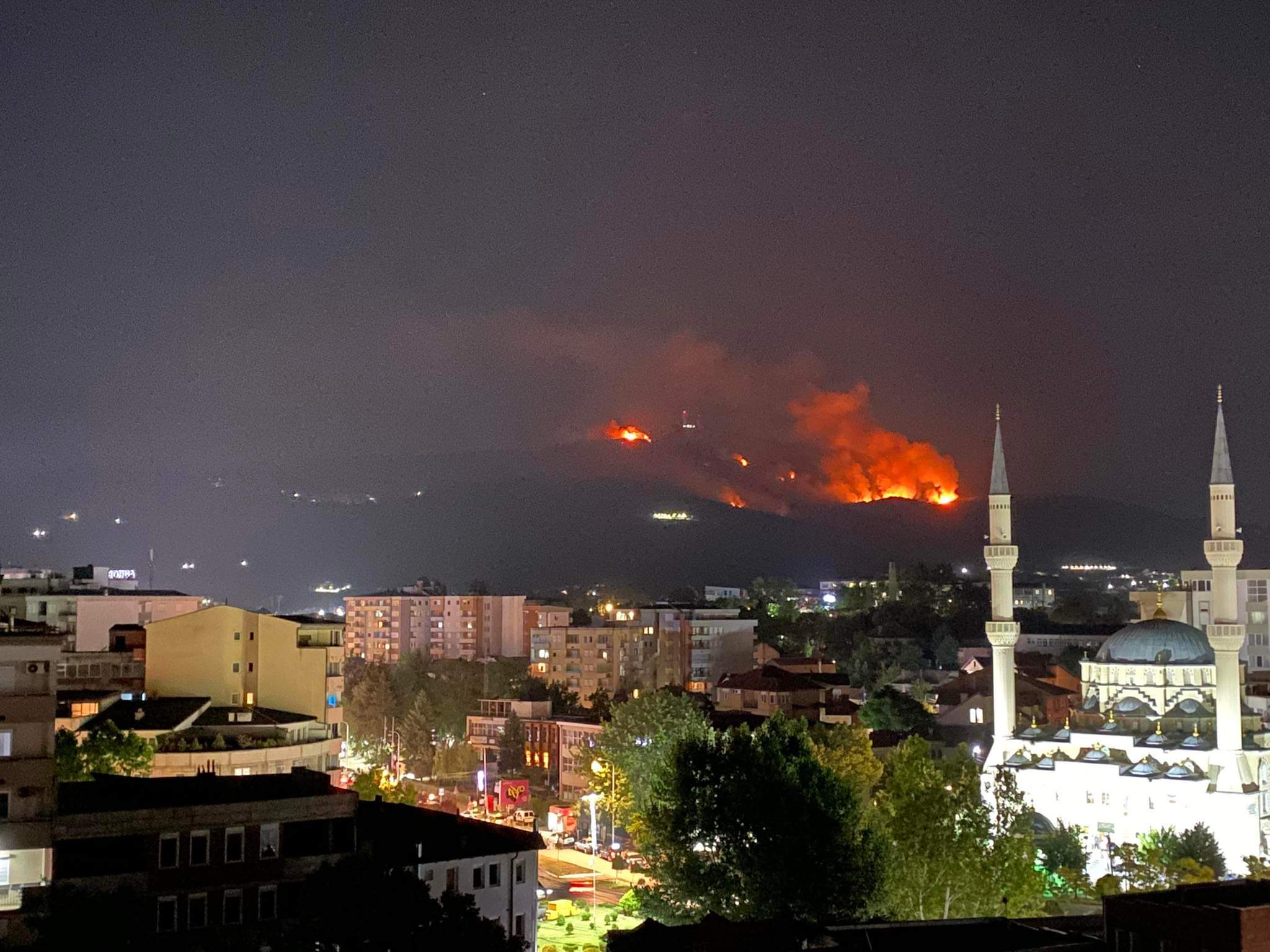 Përhapet zjarri në Kodrën e Cërrnushës