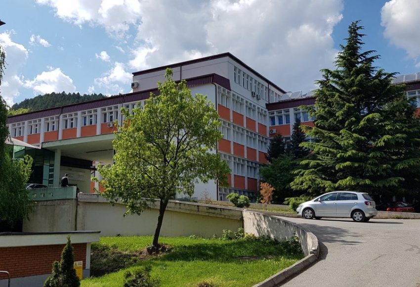 Vdes një person në Pejë pasi ra nga kati i pestë i një ndërtese