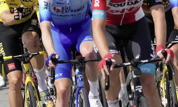 Çmenduri po t’i shikoni këmbet e një çiklisti i cili sapo ka përfunduar garën në “Tour de France”