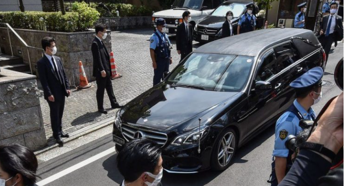 U qëllua dje për vdekje, trupi i ish-kryeministrit japonez kthehet në shtëpinë e tij në Tokio