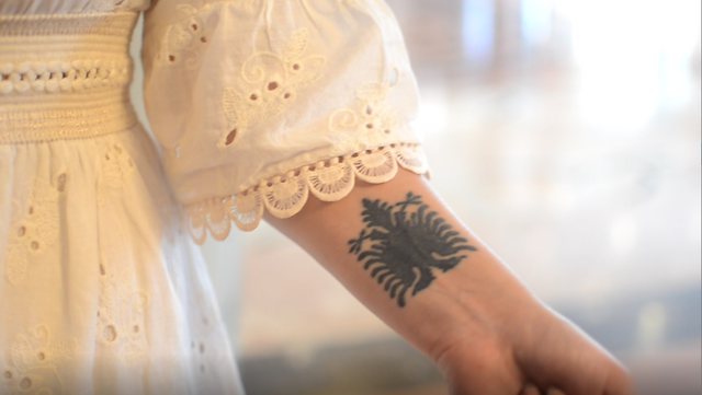 Gazetarja ukrainase bën tatuazh shqiponjën
