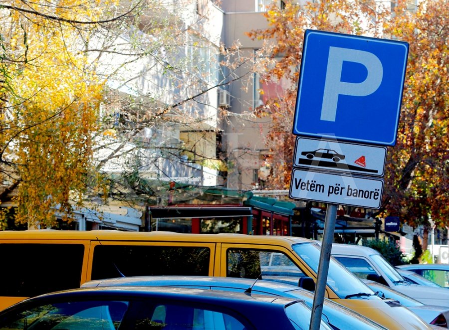 Pritet të zgjatet orari i parkingjeve në kryeqytet