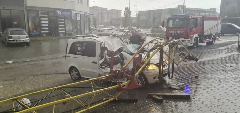 Gjilan: Era e fortë rrëzon vinçin mbi një veturë