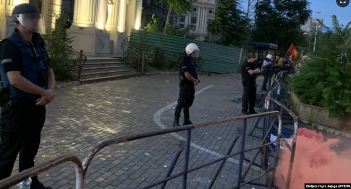 Protestuesit në Shkup thyjenë xhamat e Ministrisë së Punëve të Jashtme