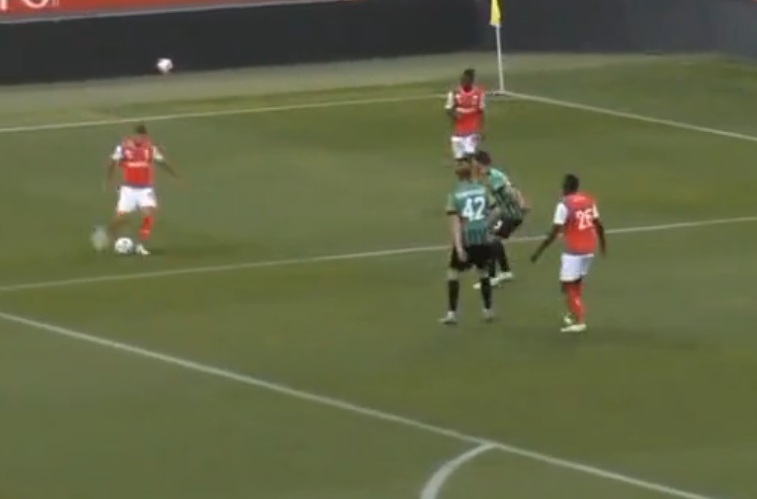 “Thyen ligjet e fizikës” – Arber Zeneli shënon gol të pabesueshëm