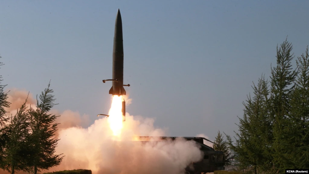 Koreja e Veriut lëshon dy raketa drejt Onçonit