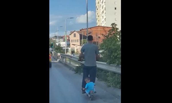 Prishtinë: Burri e rrezikon fëmijën duke e vendosur prapa në trotinet elektrik