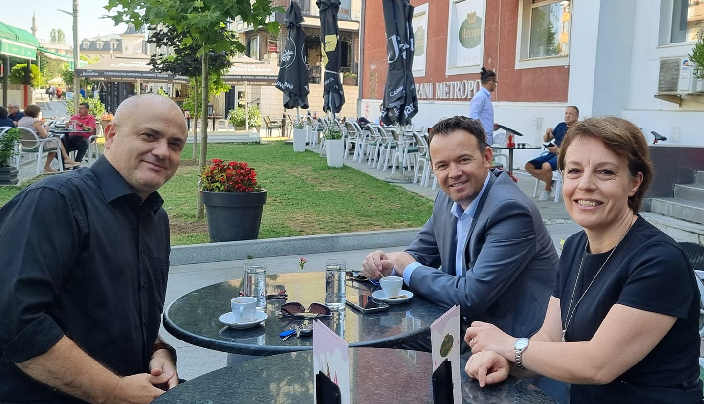 Haxhi Avdyli del për kafe me Pecin dhe Gërvallën: Dy ministra që po lënë gjurmë